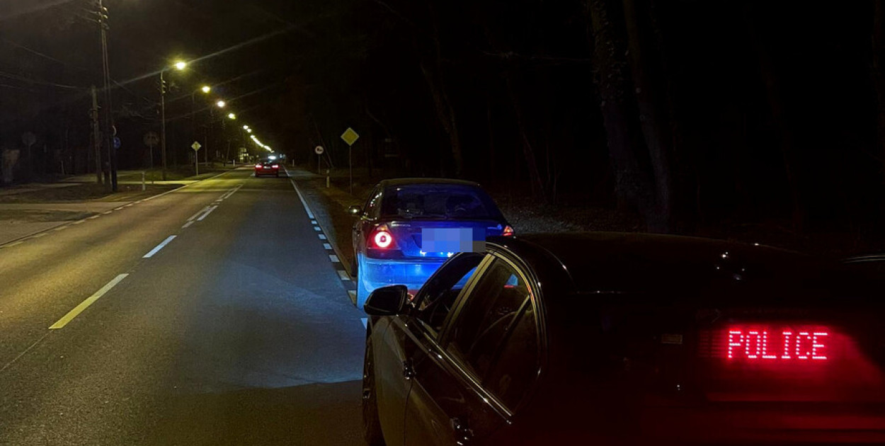 Zamienili się miejscami tuż przed policją. 21-latek wylądował w celi