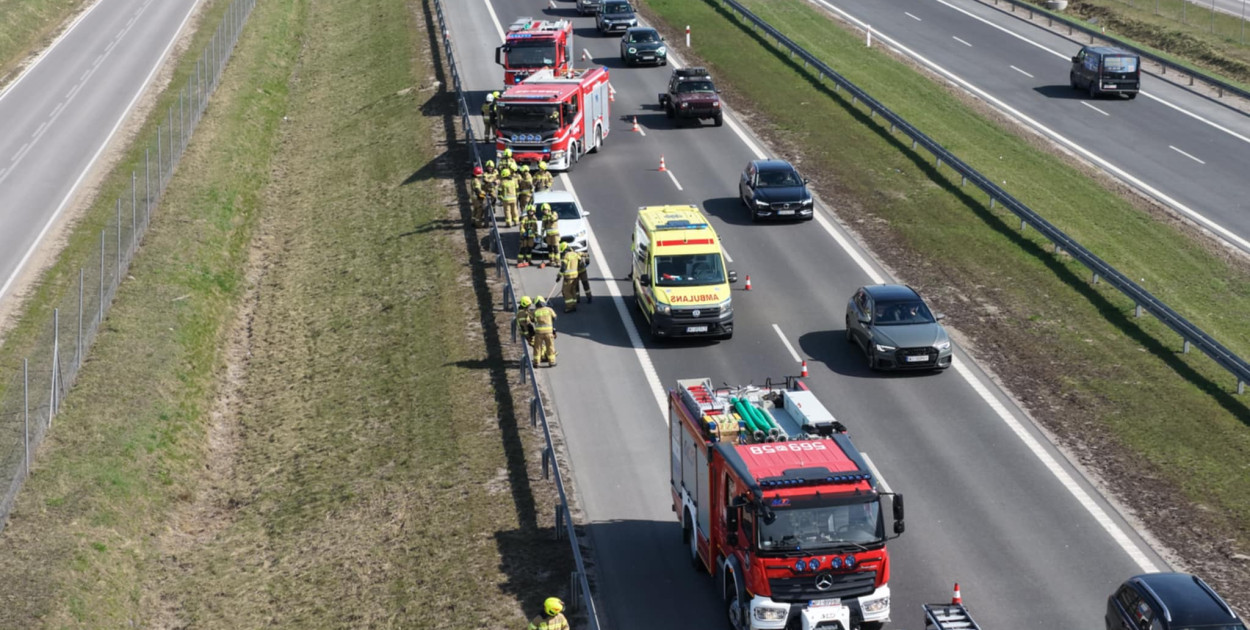 Niebezpieczne zdarzenie na trasie S7. Kobieta potrącona podczas postoju