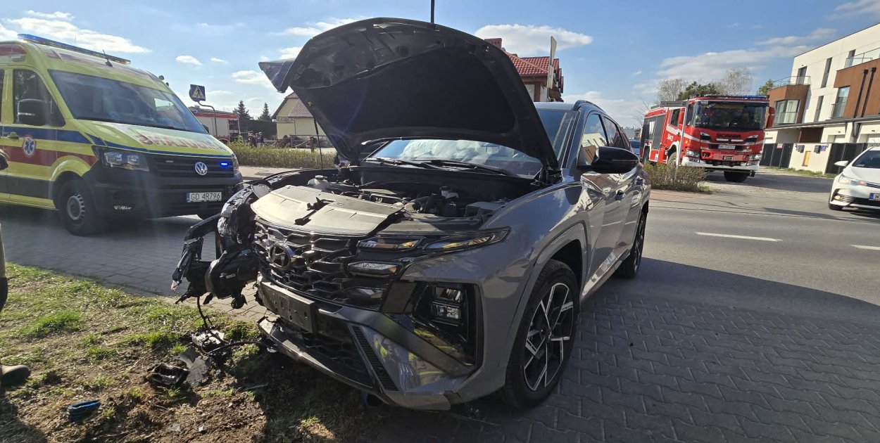 Wjechała w ogrodzenie! Pomyliła biegi?