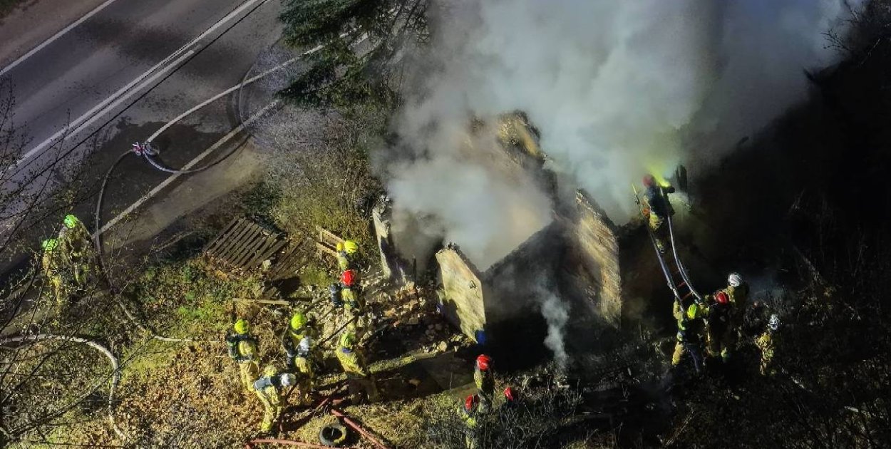 Nocny pożar w Łosiu. Ogień strawił dach budynku