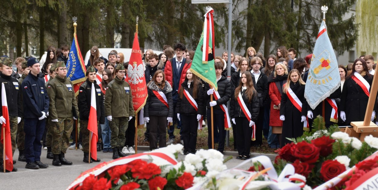 Pamięć, która wciąż przygniata. Uroczystości katyńskie