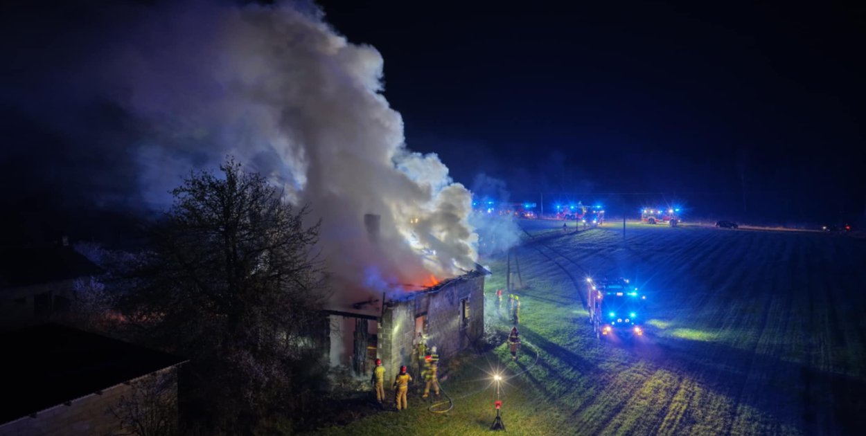 Płomienie strawiły budynek. Walczyło 10 jednostek straży