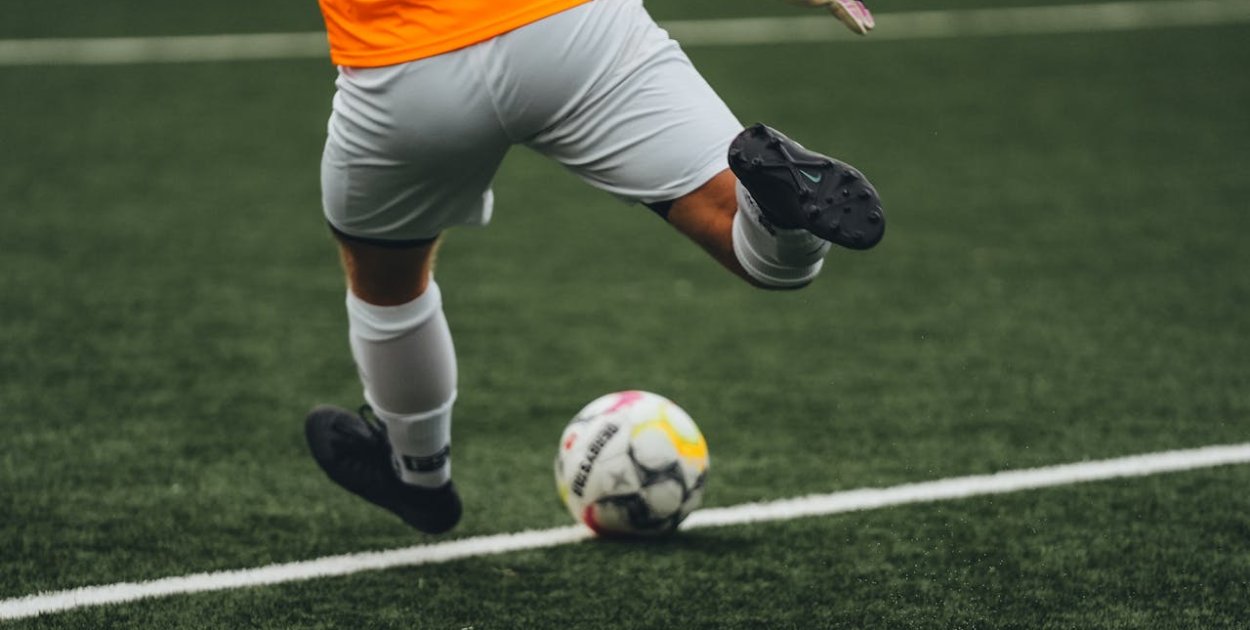 Dlaczego sędzia dolicza tyle minut – jak liczy się czas gry?