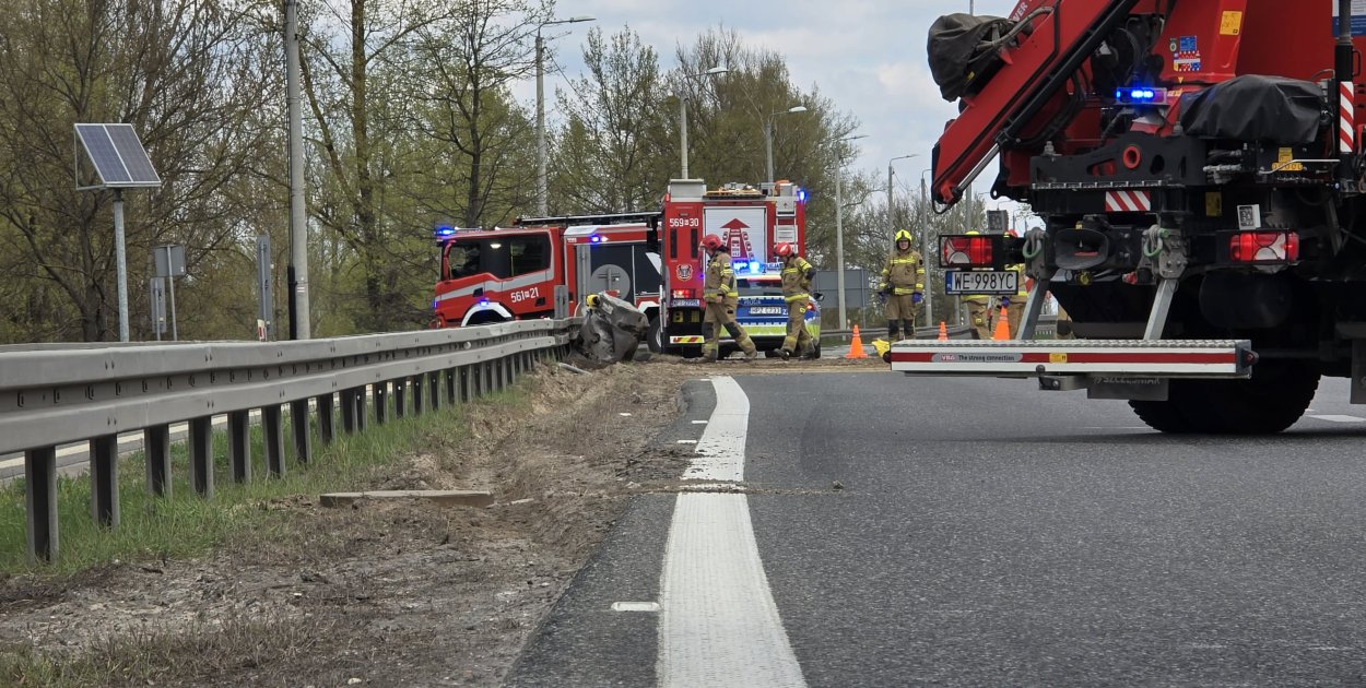 Ciężarówka uderzyła w bariery