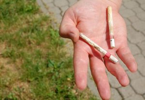 W różnych punktach miasta można znaleźć nietypowe papierosy. Skąd się wzięły?