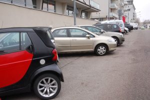 Mieszkanka: Na publicznych miejscach sąsiad parkuje samochody na sprzedaż